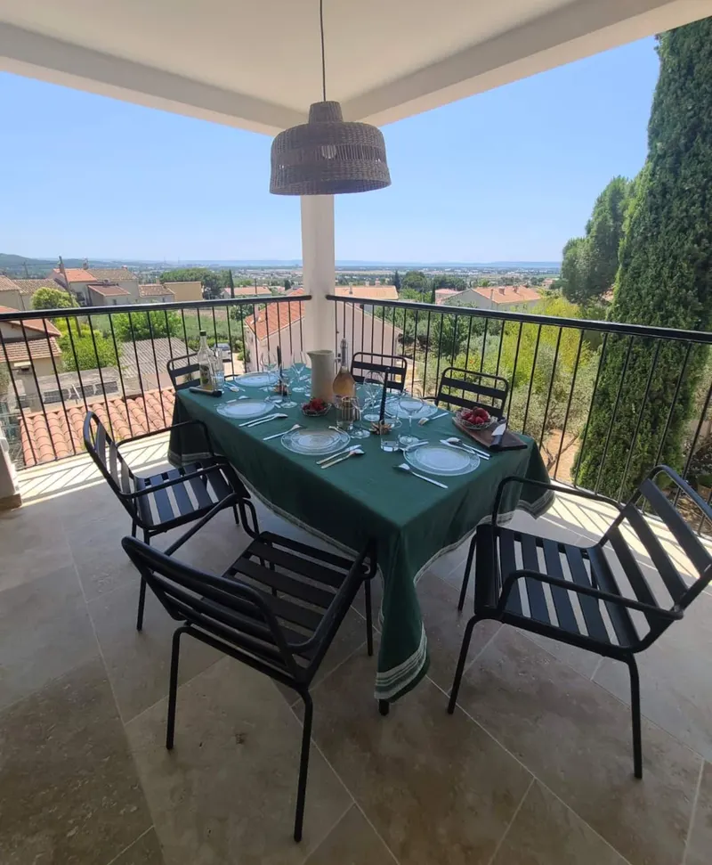 Terrasse couverte, table dressée face à l'étang de Berre